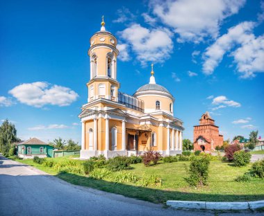 Kolomna 'da güneşli bir yaz gününde Kutsal Haç Kilisesi ve Pyatnitsky Kapısı