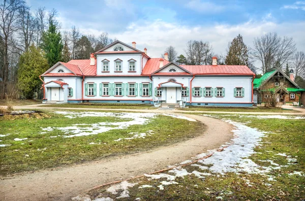 曇りの春の日にアブラムトセヴォの赤い屋根の家 — ストック写真