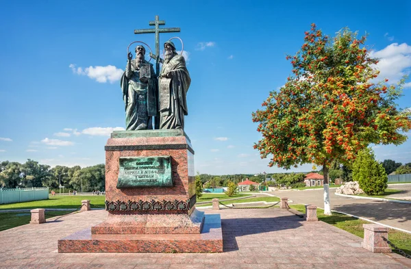 Güneşli Bir Yaz Gününde Kolomna Kremlin Bölgesinde Cyril Methodius Heykeli — Stok fotoğraf