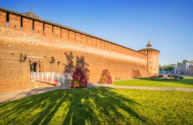 Kolomna Kremlin 'in Mikhailovsky Kapısı ve Facated Tower güneşli bir yaz akşamında