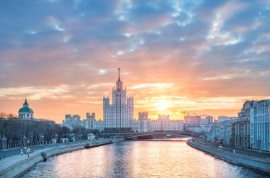 Moskova 'da bir bahar sabahı Kotelnicheskaya seti üzerinde bir gökdelenin üzerinde turuncu şafak vakti.