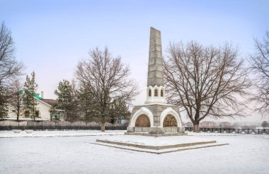 Bulutlu bir kış gününde 800 yıllık Vologda anıtı