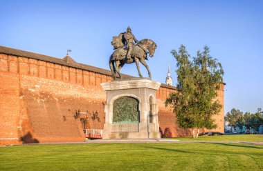 Güneşli bir yaz akşamında Kolomna Kremlin ve Mikhailovsky Kapısı 'nın yanındaki Dmitry Donskoy Anıtı