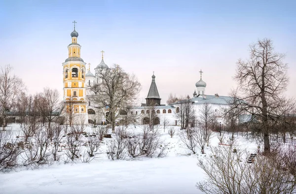 Spassky Katedrali 'nin manzarası ve Vologda' daki Spaso-Prilutsky manastırının çan kulesi bulutlu bir kış gününde duvardan görülüyor.