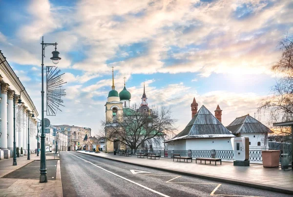 Kyrkan Maxim Den Välsignade Varvarka Street Moskva Solens Strålar Morgonen — Stockfoto