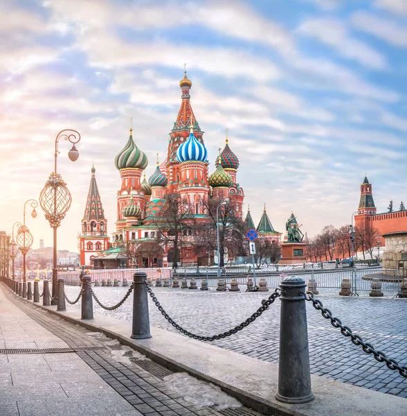 道路とセントのチェーンフェンス 春の晴れた朝にモスクワに提灯とバジルの大聖堂 — ストック写真