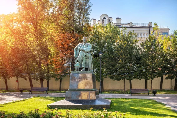 Пам Ятник Олексію Миколайовичу Толстому Біля Великої Вознесенської Церкви Москві — стокове фото