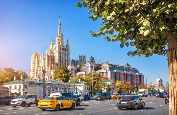 晴れた夏の日には クドリンスカヤ広場の高層ビルとモスクワのノヴィンスキー通路の建物の眺め — ストック写真