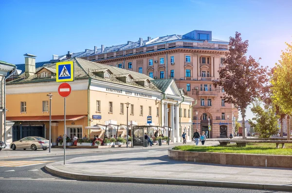 Edifício Centro Cultural Tchaikovsky Praça Kudrinskaya Moscou Dia Ensolarado Verão — Fotografia de Stock
