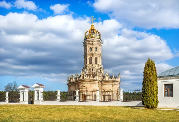 Znamenskaya Kerk Achter Het Hek Dubrovitsy Een Zonnige Lentedag — Stockfoto