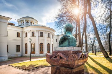 Güneşli bir bahar gününde Ostafyevo malikanesinin yanındaki parkta Prens Vyazemsky 'nin anıtı.