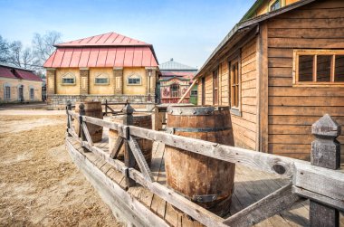 Leninsky Hills, Kinogorodok 'taki eski şehir caddesinin suni manzarası güneşli bahar gününde.