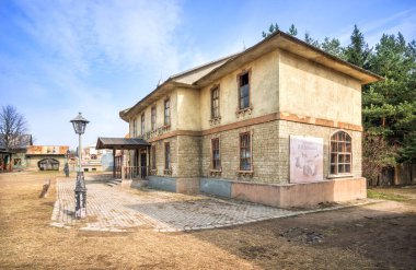 Leninsky Gorky 'nin Kinogorodok kentindeki eski şehir caddesinde güneşli bir bahar gününde Brichis Fabrikası şeklinde yapay dekorasyonlar. Başlık: I. Fabrikalar Brichis.