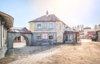 Güneşli bir bahar gününde, Leninsky Gorky 'de Kinogorvodka' da eski bir şehir caddesinde bir eczane, binalar, oteller, dükkanlar için yapay süslemeler. Brudin 'deki fabrika sahiplerinin ticareti. Market..