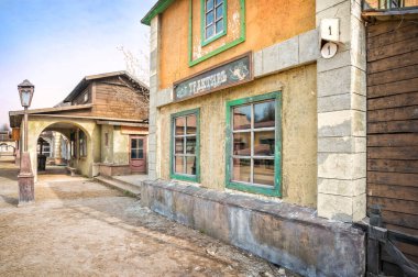 Leninsky Gorky 'de Kinogorvodka' nın eski caddesindeki tavernanın yapay dekorasyonları güneşli bir bahar gününde.