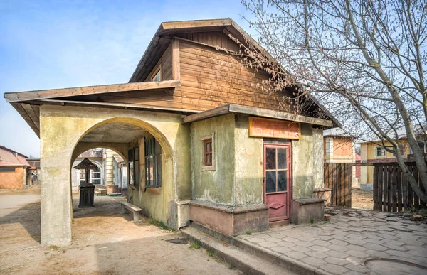 Decoraciones Artificiales Forma Una Casa Con Arco Antigua Calle Ciudad —  Fotos de Stock