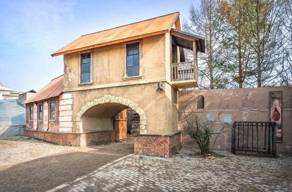 Paisaje Artificial Una Casa Antigua Con Balcón Arco Antigua Calle Imágenes De Stock Sin Royalties Gratis