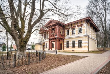 Podolsky Bölgesi 'ndeki Shchapovo' daki ana malikane ve bulutlu bir bahar gününde büyük bir ağaç.