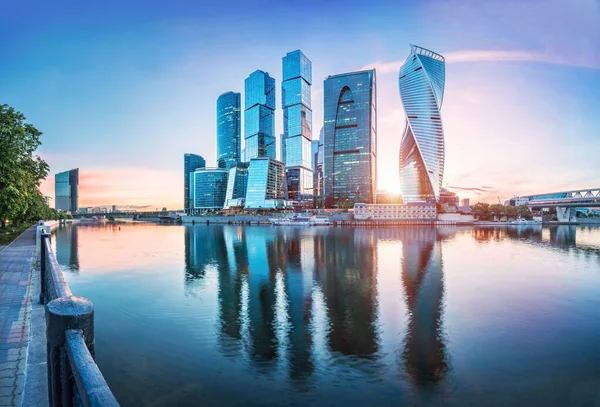 Moszkva Város Felhőkarcolók Gondolatok Moszkva Folyó Egy Nyári Napsütéses Este — Stock Fotó