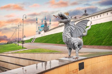Bir ejderha heykeli Zilant ve Kazan Kremlin Güzel bir gün batımı gökyüzü altında