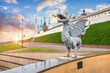 Bir ejderha heykeli Zilant ve Kazan Kremlin Güzel mavi günbatımı gökyüzü altında