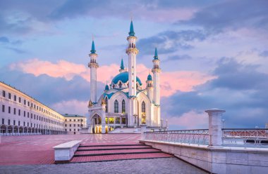Kazan Kremlin 'deki Kul Şerif Camii mavi ve pembe şafak vakti altında