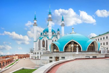 Kul-Sharif Camii ve Kazan Kremlin 'deki kubbenin altındaki güzel beyaz bulutlar ve mavi gökyüzünün altındaki bina.
