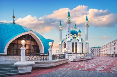 Kul Sharif Camii ve Kazan Kremlin 'deki Kubbe' nin altındaki güzel günbatımı gökyüzünün altındaki bina.