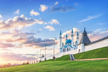 Kazan Kremlin 'deki Kul Şerif Camii güzel bir gün batımı altında bulutlu mavi gökyüzü 