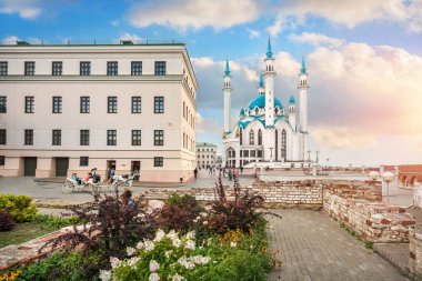 Kazan Kremlin 'deki Kul-Sharif camii ve mavi gökyüzünün altındaki antik kalıntıların arasında bir çiçek tarlası