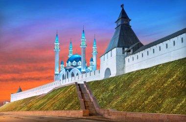 Yaz Kul Sharif Camii ve Kazan Kremlin 'in Dönüşüm Kulesi bahar akşamları kızıl bir günbatımı gökyüzünün altında.