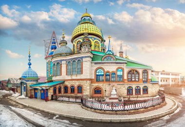 Kazan 'daki tüm dinler kilisesi güneşli bir bahar gününde beyaz bulutların altında.