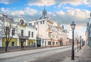 Kremlin caddesinde, Kazan 'daki Chernoyarovsky Geçidi' nin mavi gökyüzünün altında.