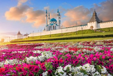 Kazan Kremlin 'deki Kul Şerif camii ve güzel bir günbatımı masmavi gökyüzünün altında bulutlu renkli çiçekler.