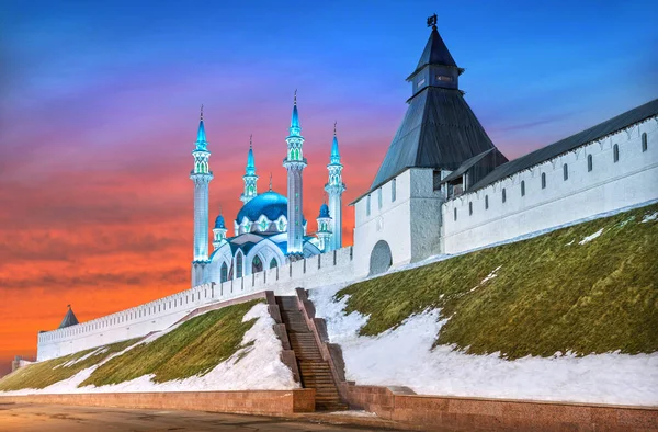Bahar Kul Sharif Camii ve Kazan Kremlin 'in Dönüşüm Kulesi bahar akşamları kızıl bir günbatımı gökyüzünün altında.