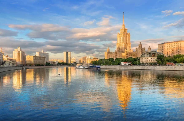 Edificio Dell Hotel Ucraina Con Riflessione Nel Fiume Mosca Edificio — Foto Stock