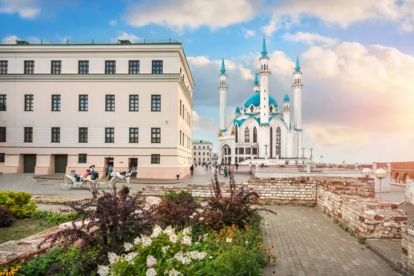 Мечеть Кул Шариф Казанском Кремле Клумба Среди Древних Руин Голубым — стоковое фото