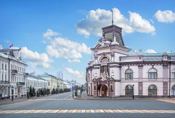 5月1日のカザン タタールスタン国立博物館の建物と青空の下のクレムリン通り — ストック写真