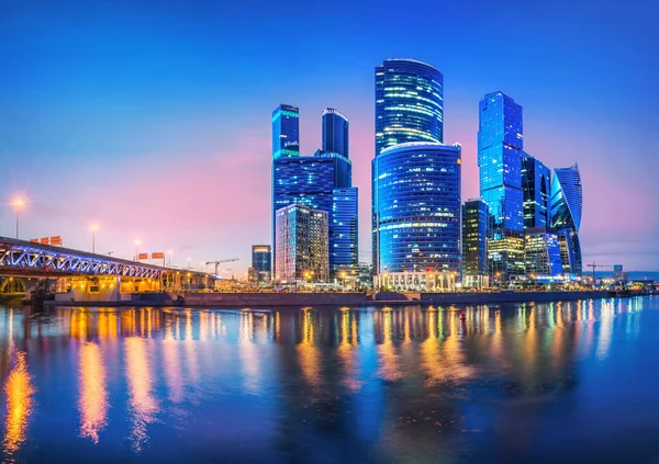 夏天的夜晚 莫斯科市的摩天大楼和莫斯科河中映衬着蓝天的倒影 — 图库照片