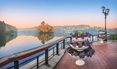 Moskova 'daki Tsaritsyno Gölü' nde bir ada Sabah sisi ve altın sonbahar ağaçları arasında