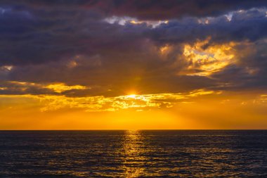 Ocean Beach, San Diego 'da Altına Hücum Günbatımı. Sunset Cliffs olarak da bilinen uçurumun kenarında dururken oluşmuş. Afiyet olsun.