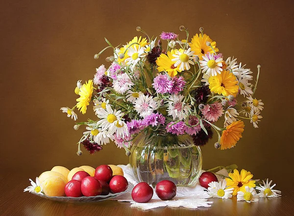 Stillleben Gänseblümchen Blumen Beere — Stockfoto