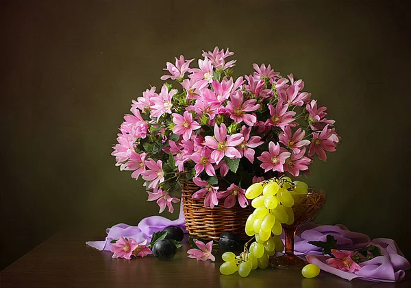 Stillleben Gänseblümchen Blumen Beere — Stockfoto