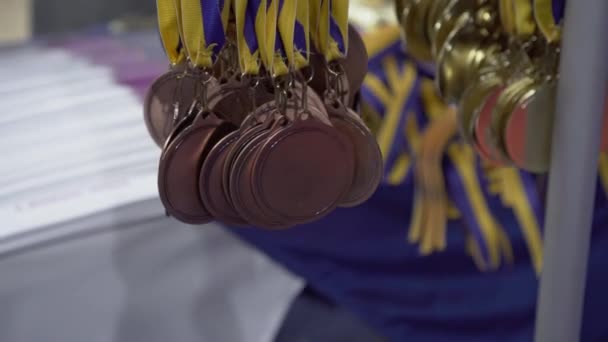 Conjuntos Medallas Están Esperando Sus Ganadores — Vídeo de stock
