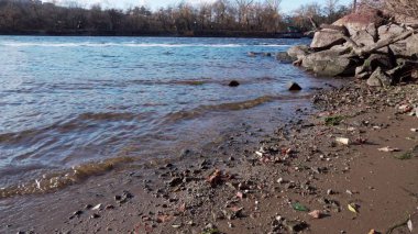 Yüzeyinde küçük dalgalar ve köpüklerle koyu smyt nehri.