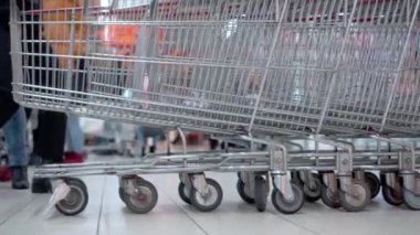 Süpermarkette bir sürü boş araba duruyor. Mağaza müşterilerini bekliyor.