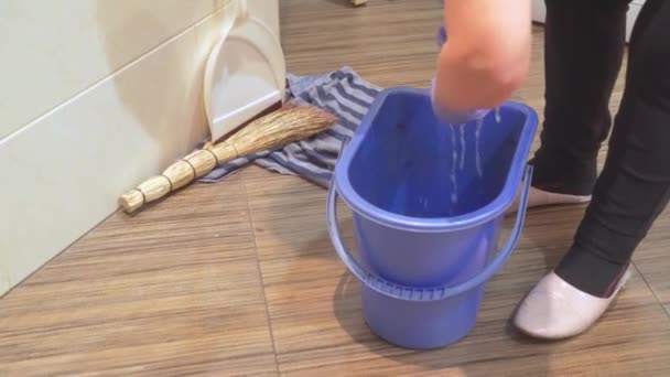 Vrouw Handschoenen Met Schoonmaakgereedschap — Stockvideo