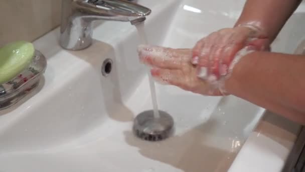 Donna Che Lava Mani Con Sapone Bagno — Video Stock