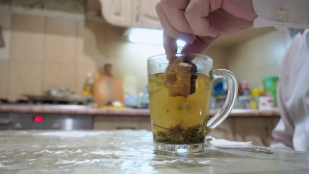 Homem Bebe Chá Verde Aromático Mergulha Biscoitos Uma Xícara Sobremesa — Vídeo de Stock