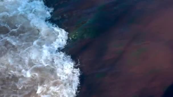 Mächtiger Fluss Eines Gebirgsflusses Schaumbildung Einem Reißenden Strom — Stockvideo